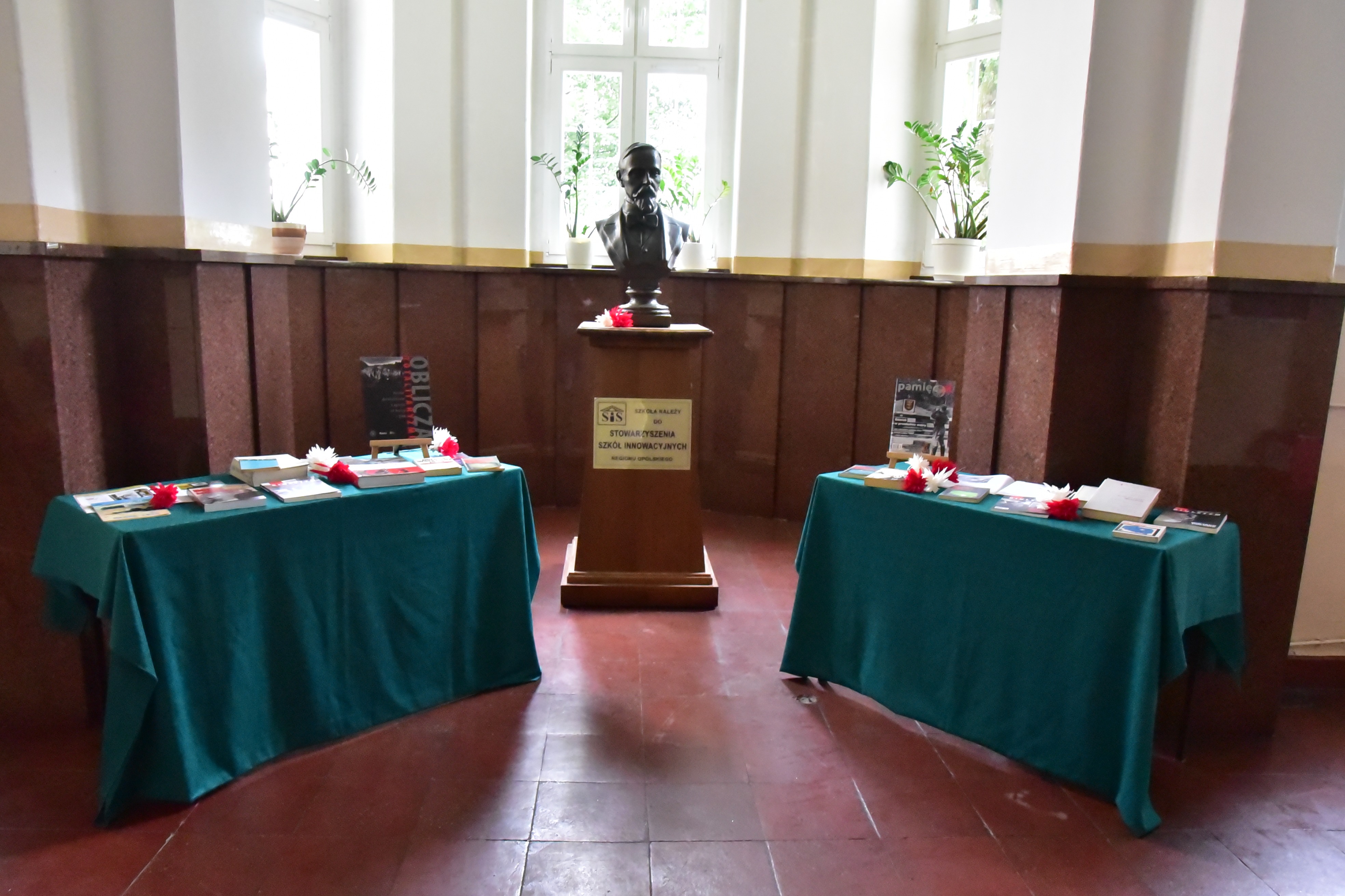 Wystawa w I Liceum Ogólnokształcącym w Kędzierzynie-Koźlu z okazji rocznicy wybuchu II wojny światowej