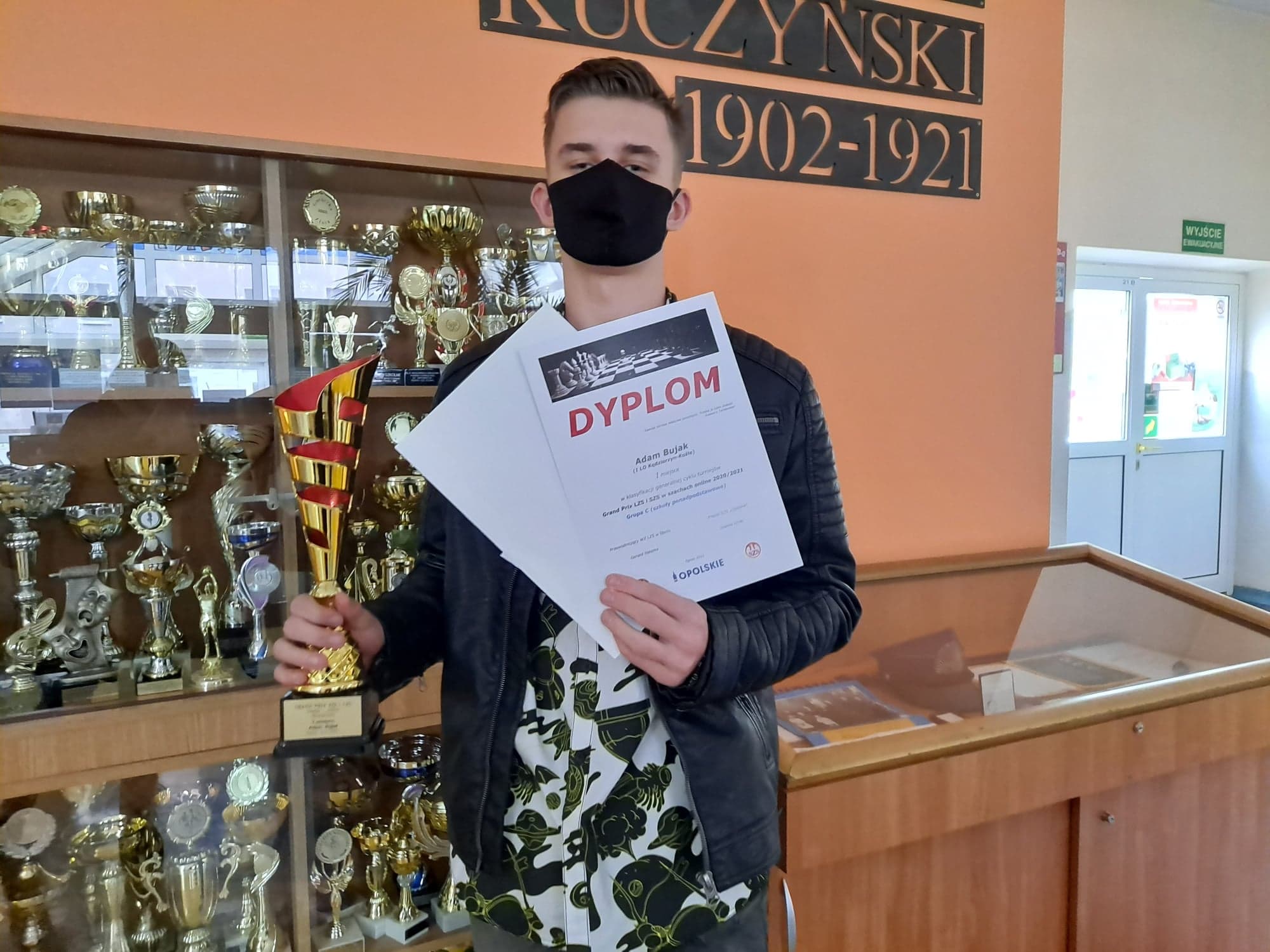 Kolejny sukces Adama Bujaka z kl.1c – 1. miejsce w szachach!